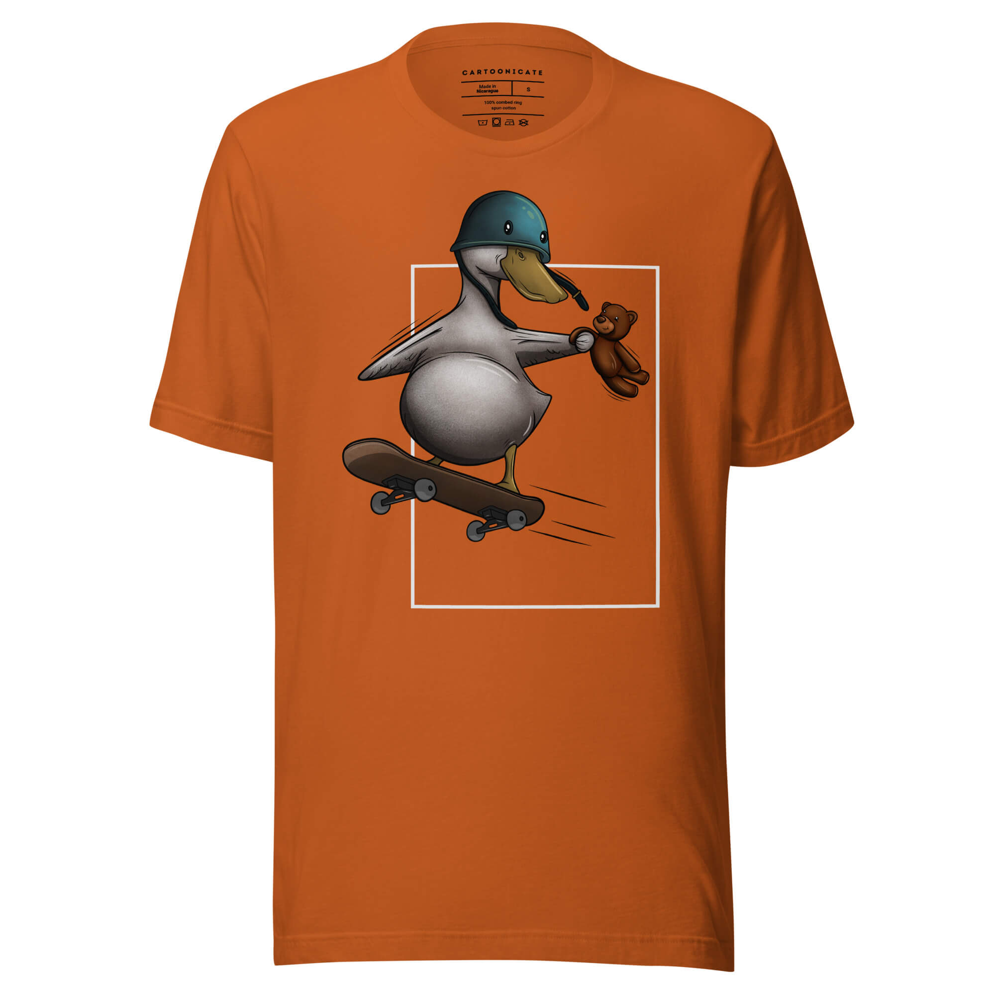Oransje t-skjorte med en and på et skateboard som holder en bamse