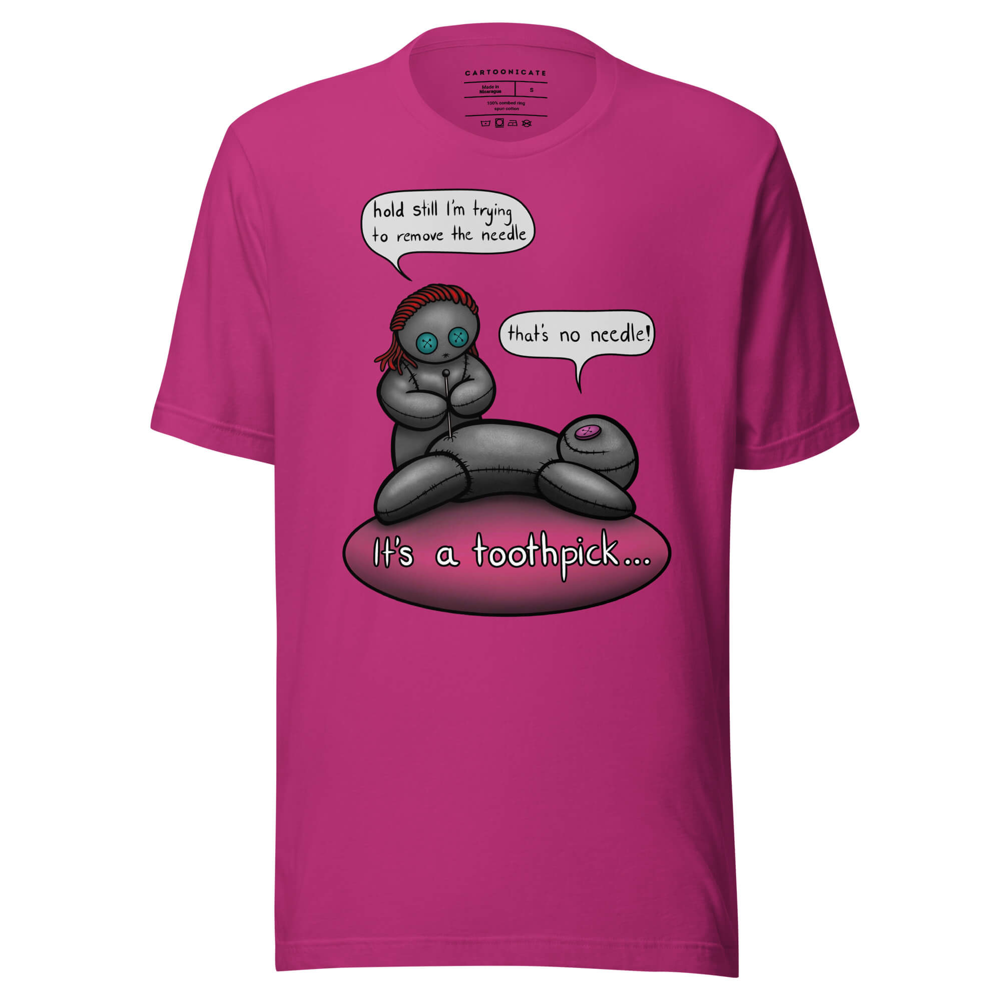 Håndtegnet voodoo design i cartoon stil på rosa t-skjorte