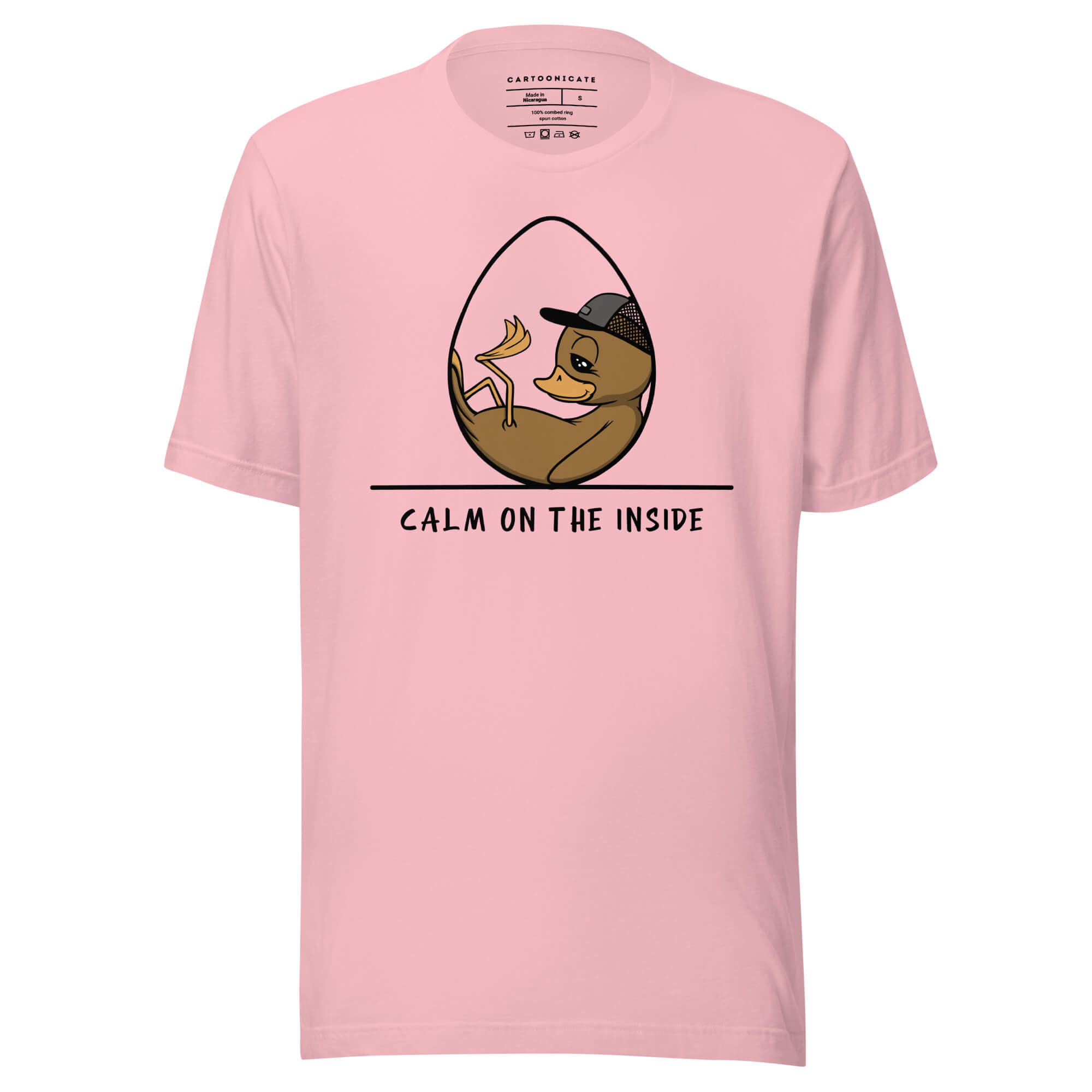 Baby andunge med caps i et egg på rosa t-skjorte