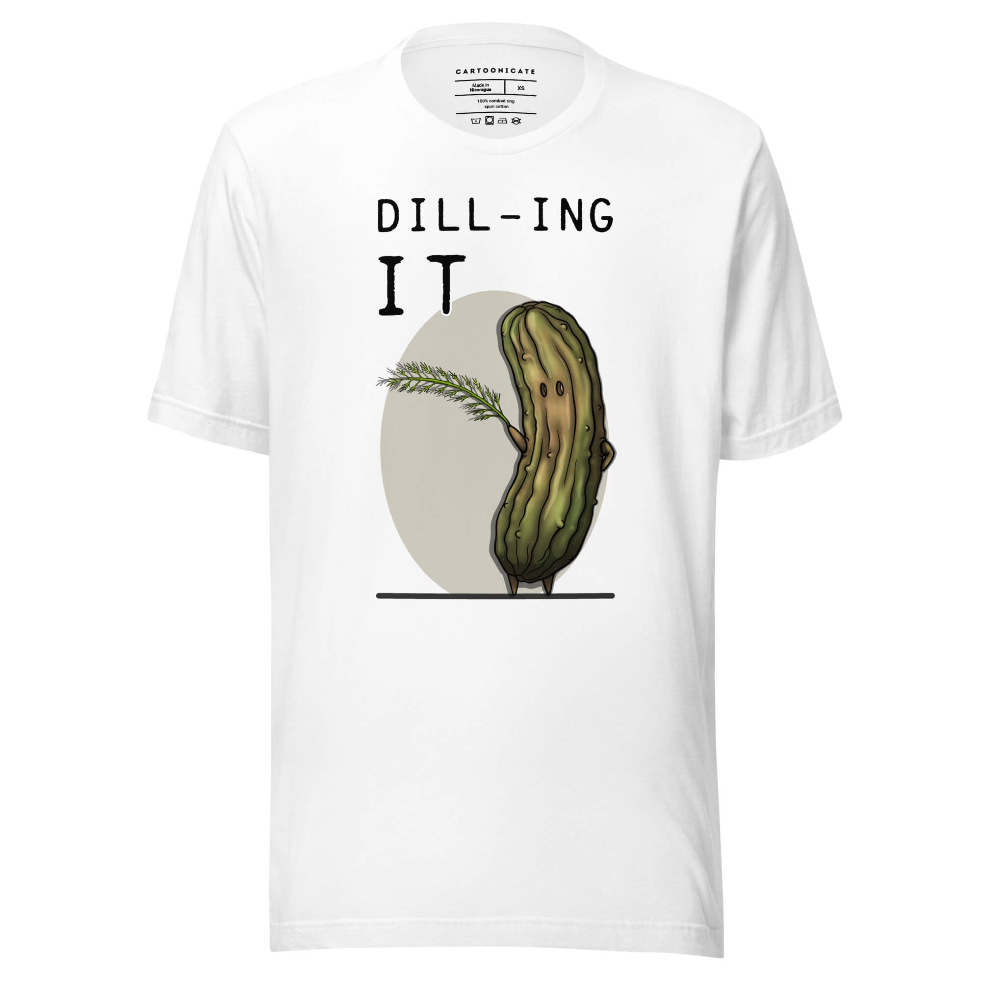 Sylteagurk med dill i tegneseriestil på hvit t-skjorte